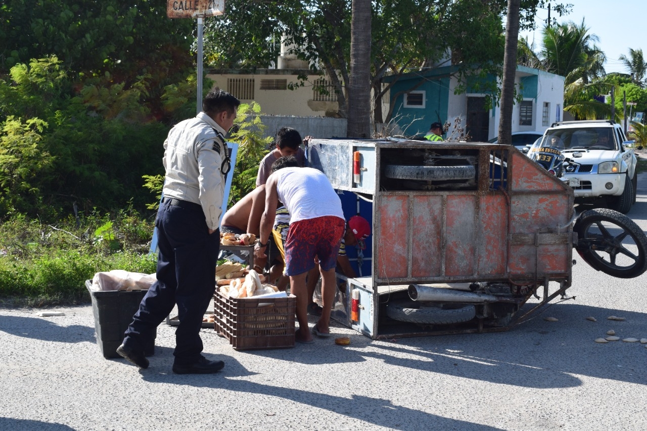 El carro de pan volcó tras el choque. Foto: Jesús López