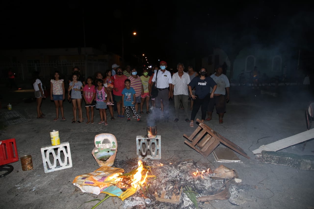 Vecinos tuvieron que cerrar la calle en espera de respuesta por parte de la CFE. Foto: Martin Zetina