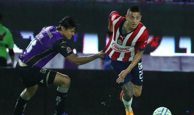 El partido por momentos fue muy intenso, pero atropellado. Foto: @Chivas