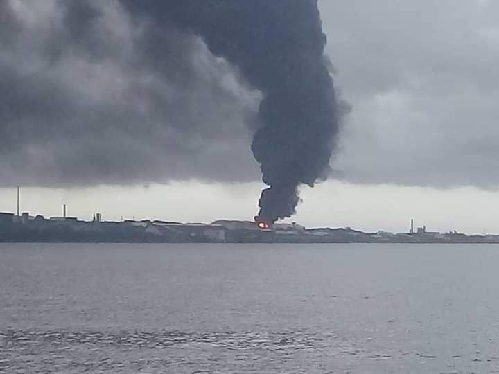 La noche de ayer viernes cayó un rayo en unos tanques de petróleo