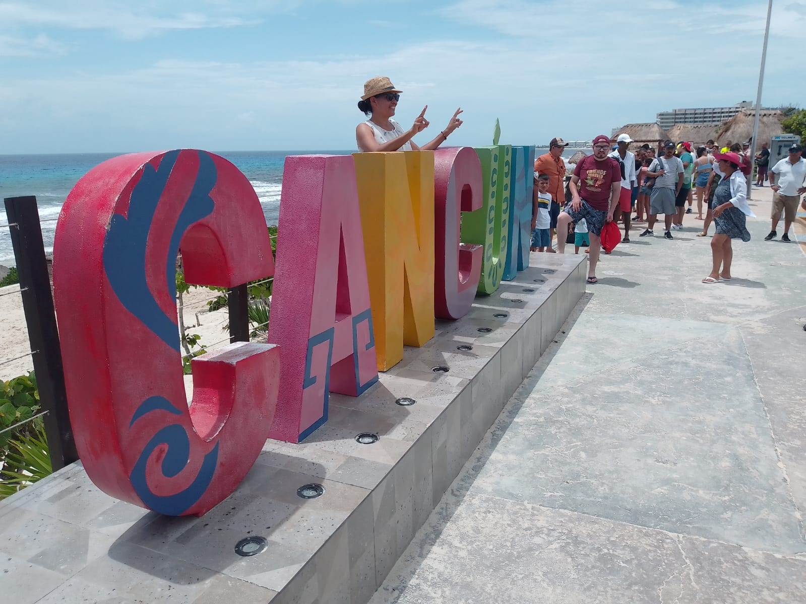 Bañistas hacen fila para tomarse una instantánea en el parador fotogáfico de la playa