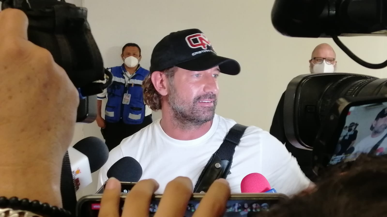 Entre fotos y gritos, llega el actor Gabriel Soto al aeropuerto de Mérida