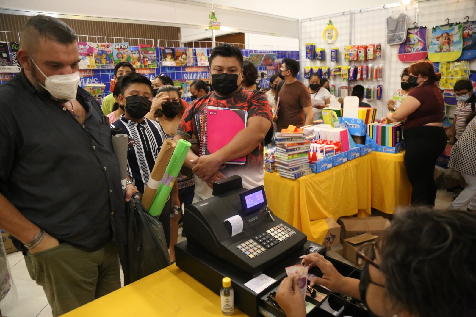 Yucatán: Madres empeñan hasta el anillo de bodas para comprar útiles escolares