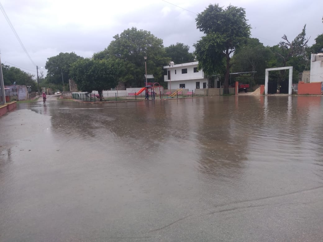 Lluvia paraliza actividades en Chocholá; deja calles y espacios públicos inundados