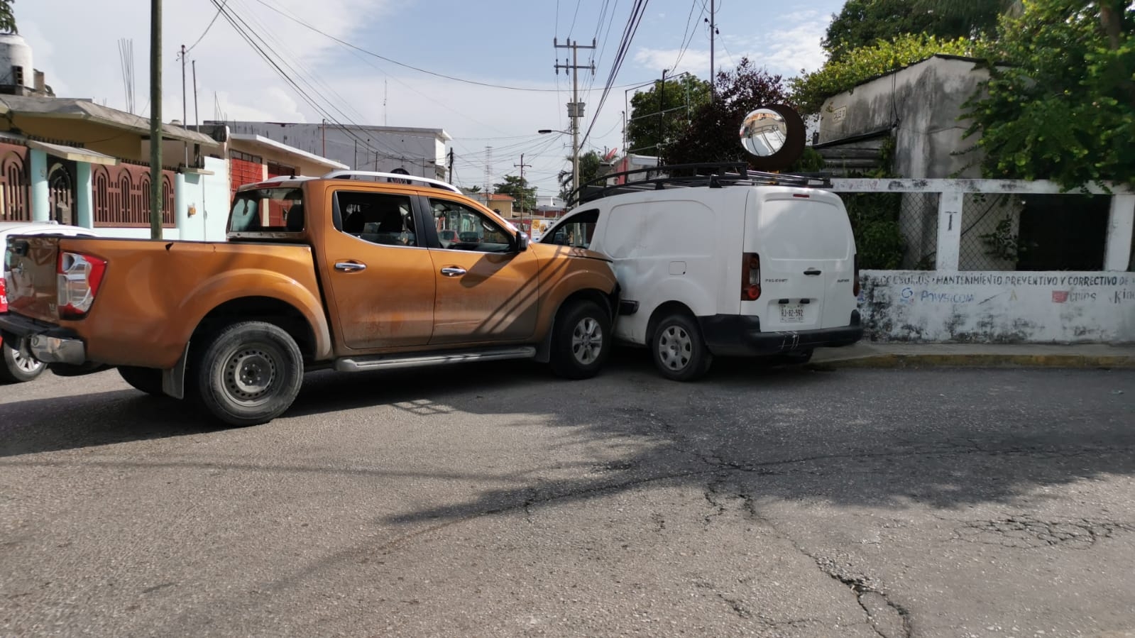 Camionetas se impactan al no respetar la preferencia en Ciudad del Carmen