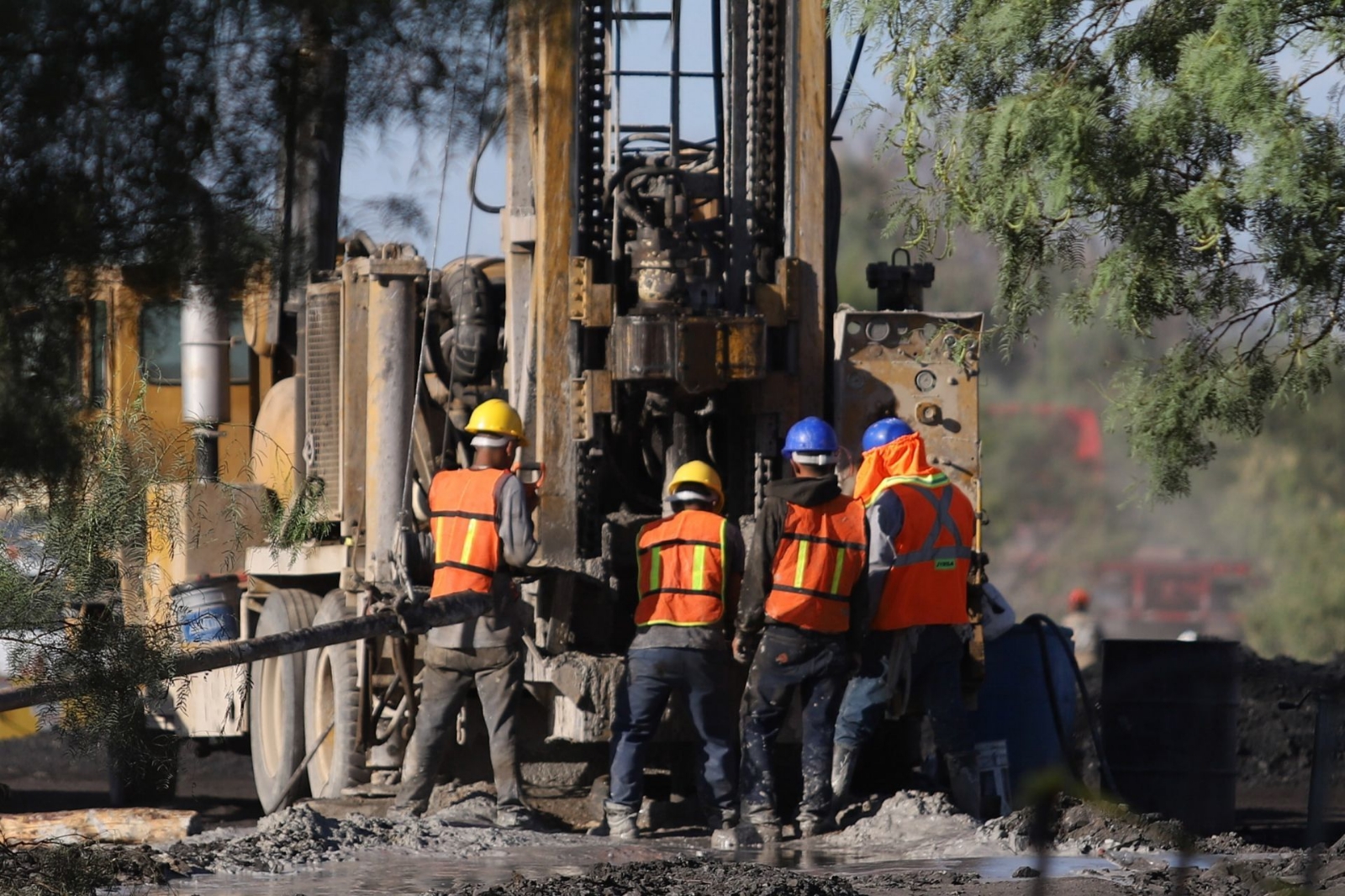 AMLO prevé que hasta mañana puedan ingresar rescatistas a mina en Coahuila