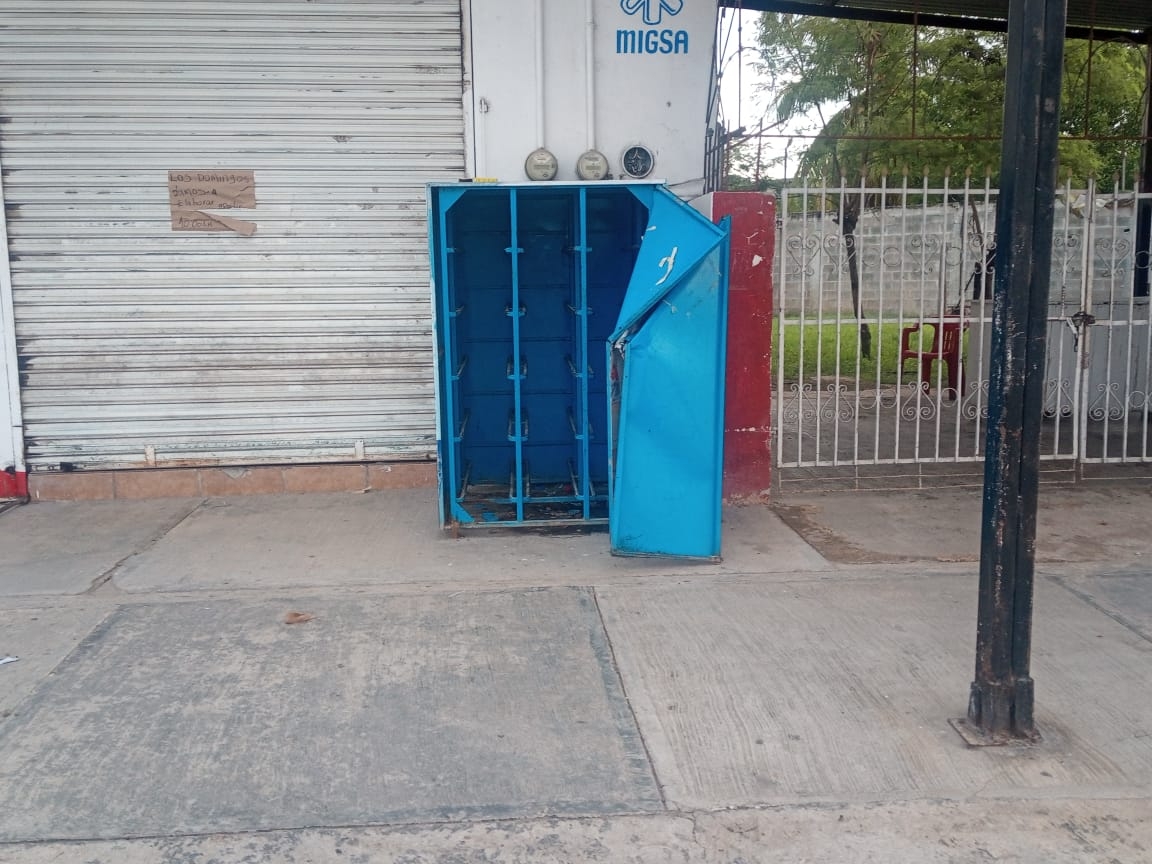 Se roban hasta el agua en Escárcega; ladrones se llevan 12 garrafones de una tienda