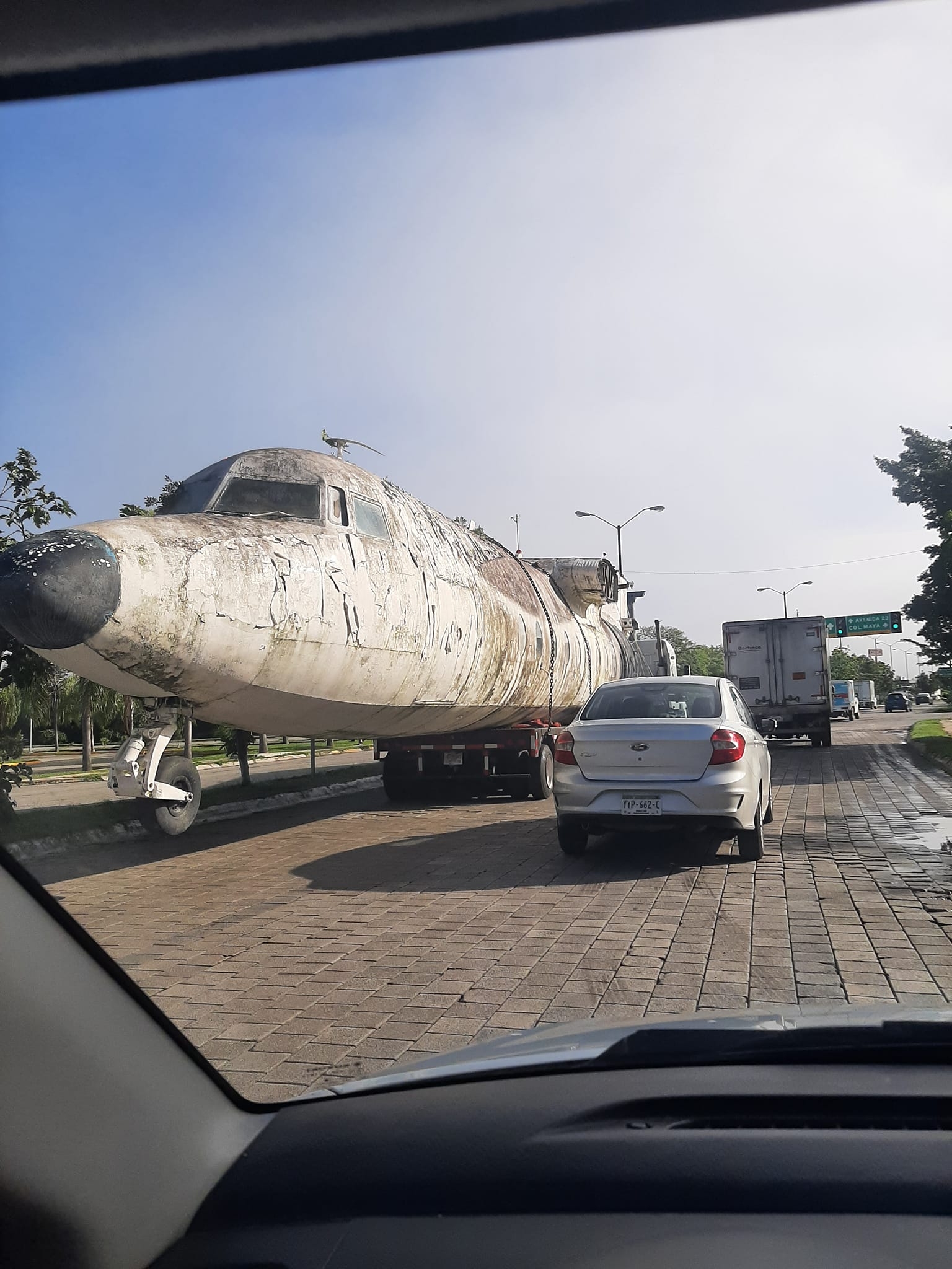 Enorme avión sorprende a automovilistas de Mérida: FOTOS