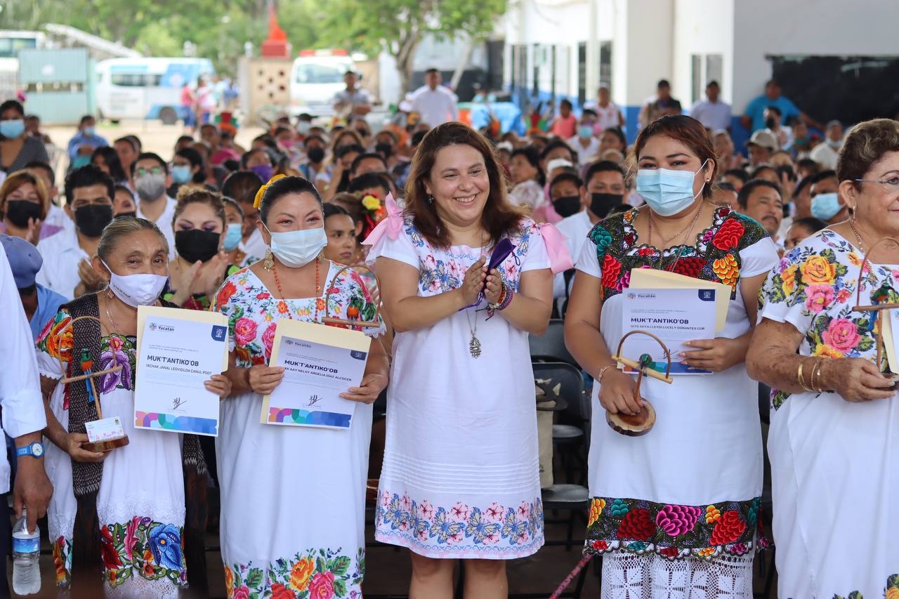 Gobierno de Yucatán entrega reconocimientos a promotores de la cultura maya en Yaxcabá