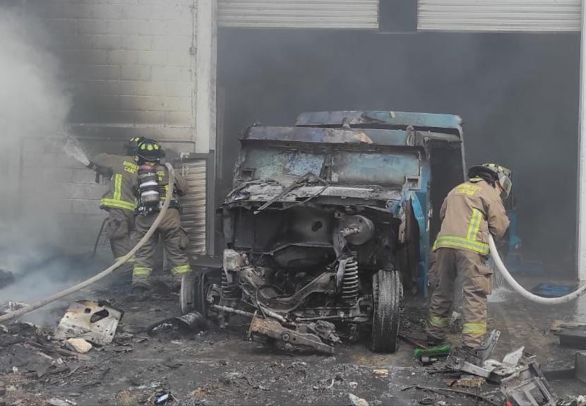 El vehículo quedó completamente dañado luego de incendiarse en la delegación Alfredo V. Bonfil de Cancún