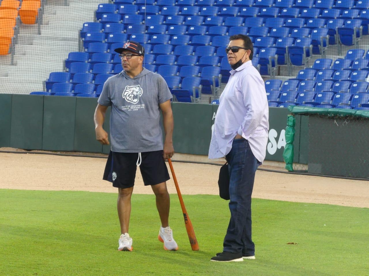 Fernando “Toro” Valenzuela visita a Tigres de Quintana Roo