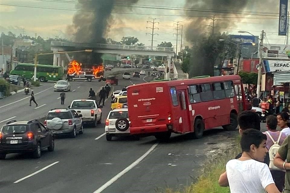 Enfrentamiento entre el Ejército y delincuencia organizada deja vehículos incendiados en Jalisco