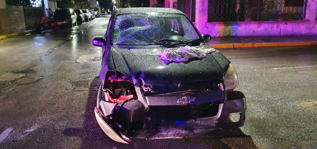 La automovilista resultó con lesiones leves, pero el vehículo registró daños en la parte frontal tras el accidente ocurrido en Cozumel