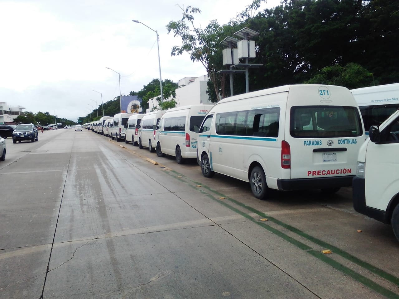 Los operadores de transporte público bloquearon el acceso al nuevo Palacio Municipal de Playa del Carmen con sus unidades, hasta ser atendidos por las autoridades municipales