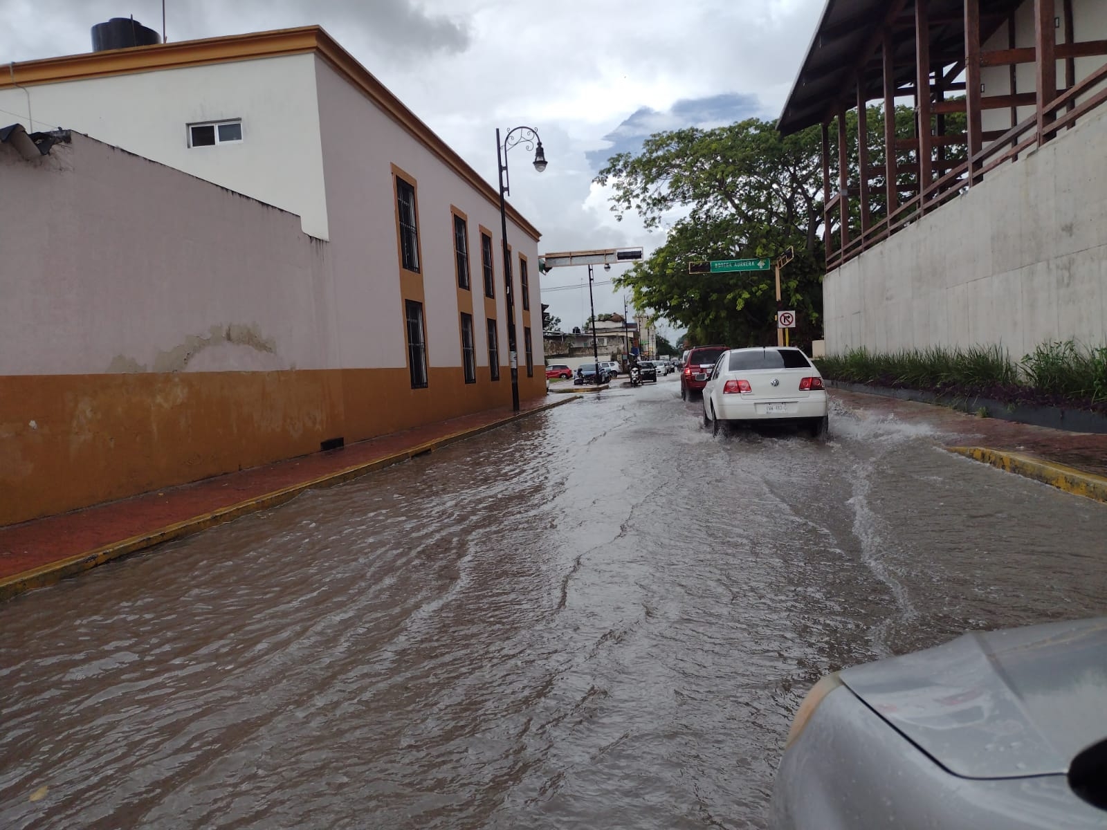 Algunas calles permanecieron inundadas y sin la presencia de Servicios Públicos del Ayuntamiento de Carrillo Puerto para el desazolve de alcantarillas