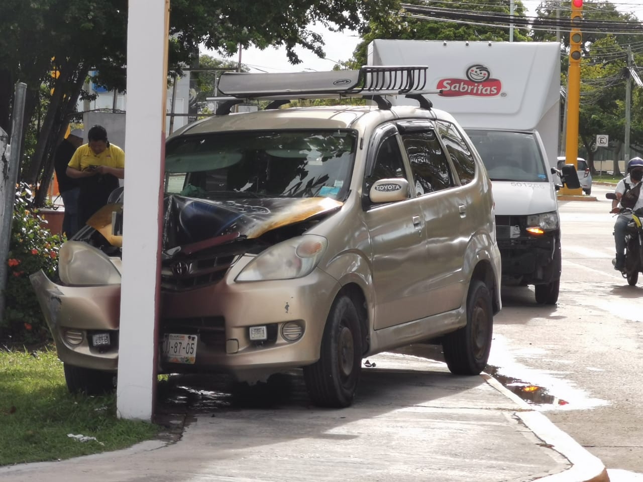 Conductora pierde el control e impacta a camioneta en Ciudad del Carmen