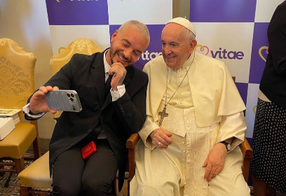 J Balvin, Alexander Hacha y otros famosos se reúnen con el Papa Francisco