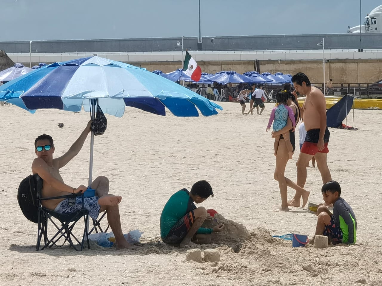 Bañistas llegan a disfrutar del calor de Progreso este sábado