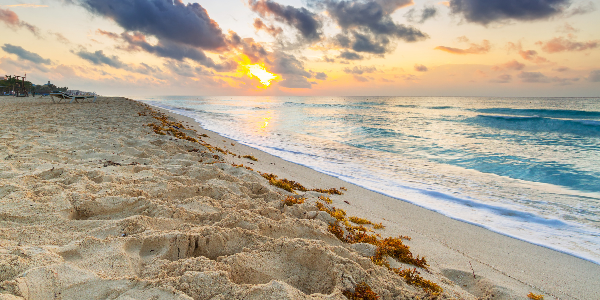 Los primeros rayos del sol desde el mar Caribe. Foto: Especial