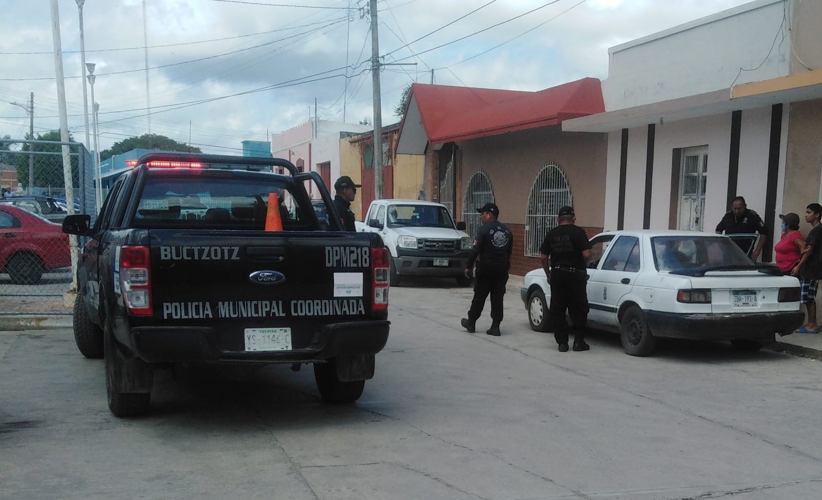 Mujer se desvanece sobre la mesa de un puesto de comida en Buctzotz