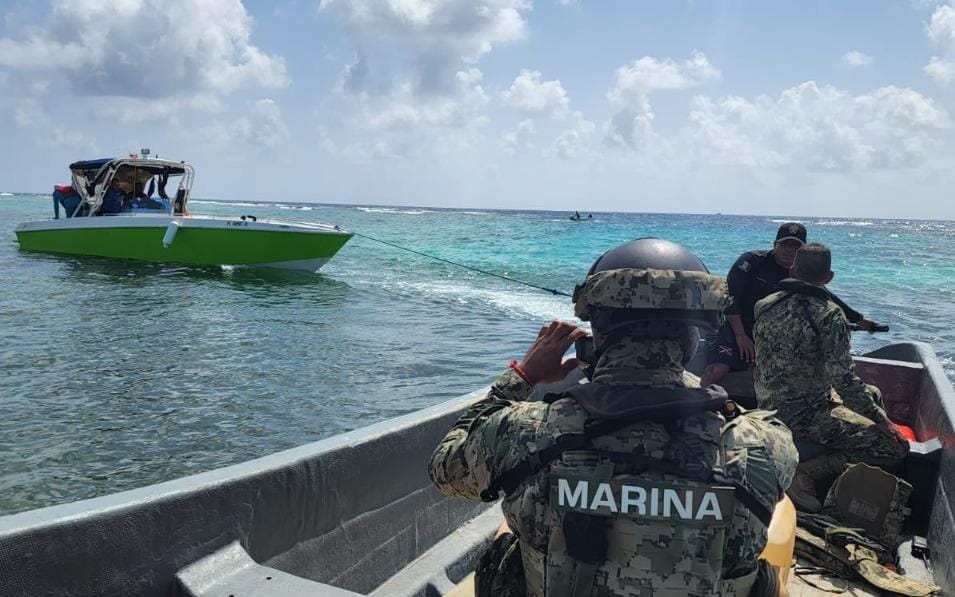Nave 'Sela' encuentra y asegura a lancha con 20 cubanos en Progreso