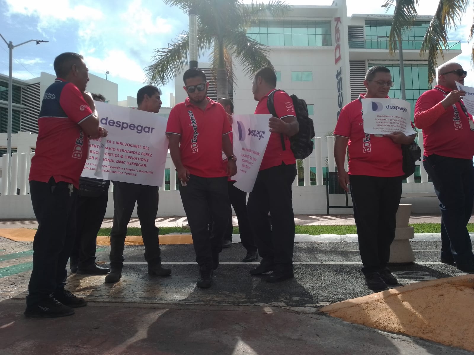 Empleados de Best Day en Cancún se manifiestan; denuncian irregularidades: VIDEO