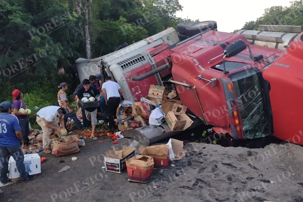 Habitantes y automovilistas aprovecharon la ausencia de la Guardia Nacional para llevarse las verduras del tráiler en Carrillo Puerto