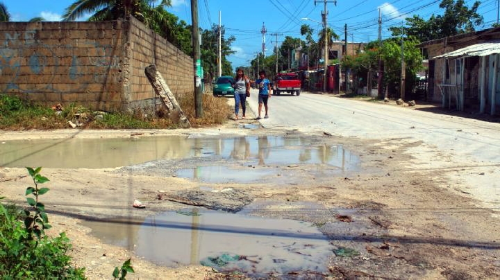 Las calles también presentan anegaciones que dificultan el paso de vehículos.