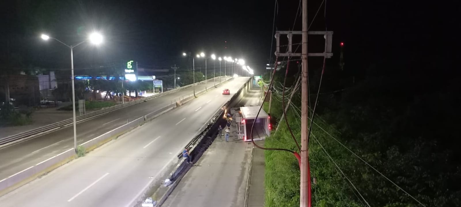 Cae tráiler cuando subía el puente vehicular en Puerto Aventuras