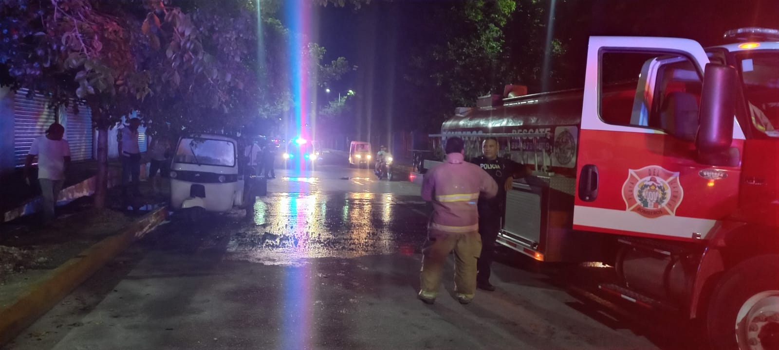 Se incendia mototaxi en el fraccionamiento Villas del Sol en Playa del Carmen