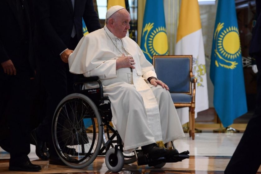 El papa Francisco llegó este martes a Kazajistán para iniciar una visita de tres días