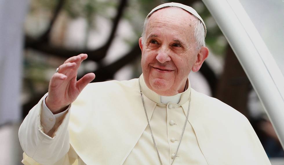 El Papa Francisco recibió una escultura que representa 'Unidos por la Paz', para desearle pedir paz en el mundo.