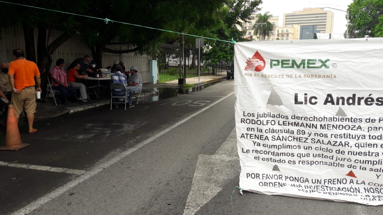 Jubilados de Pemex protestan frente a la Embajada de EU en Mérida; exigen atención médica: EN VIVO