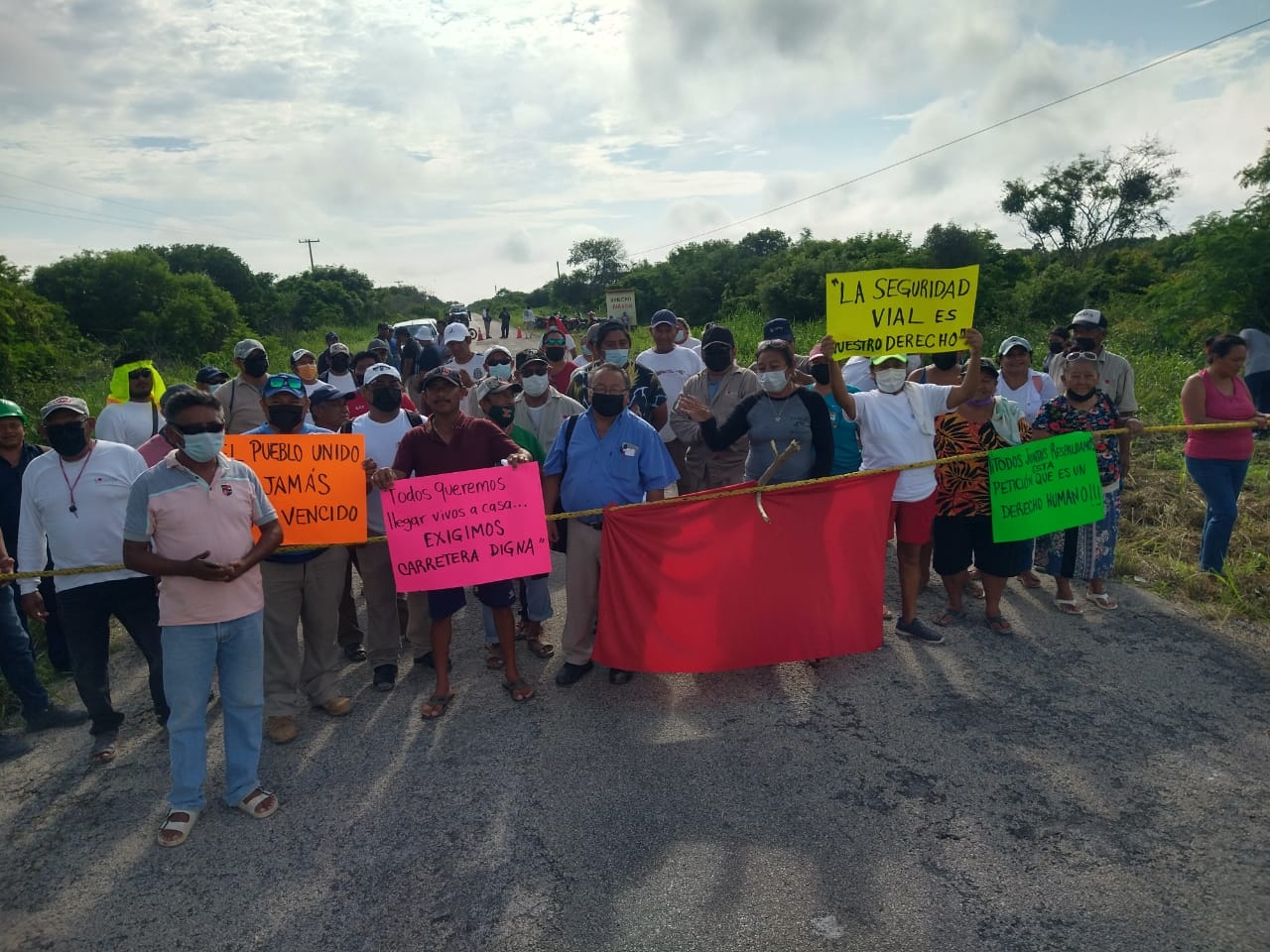 Pobladores cierran por segunda ocasión la carretera Río Lagartos-Las Coloradas