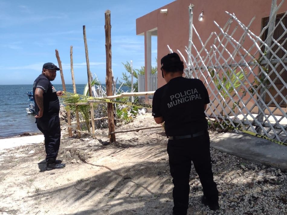 De acuerdo con la información, los propietarios de los terrenos cercaron el acceso a la playa e invadieron la vía pública