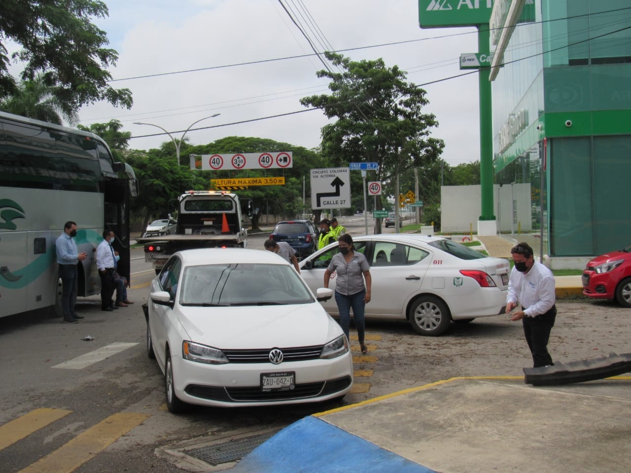 Las aseguradoras de los tres vehículos resolvieron el incidente vial