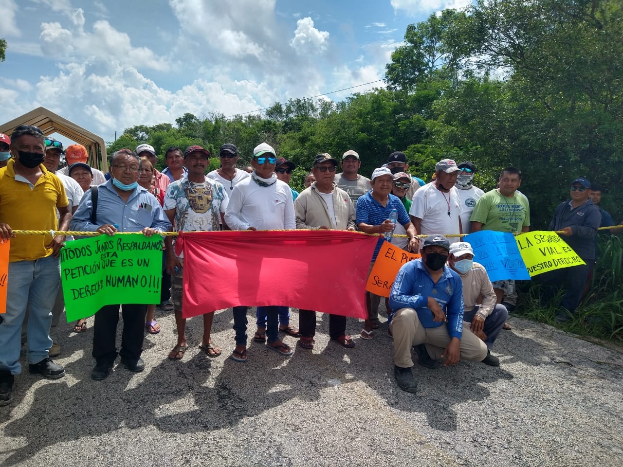 Habitantes bloquean los trabajos de repavimentación en la carretera Río Lagartos-Las Coloradas