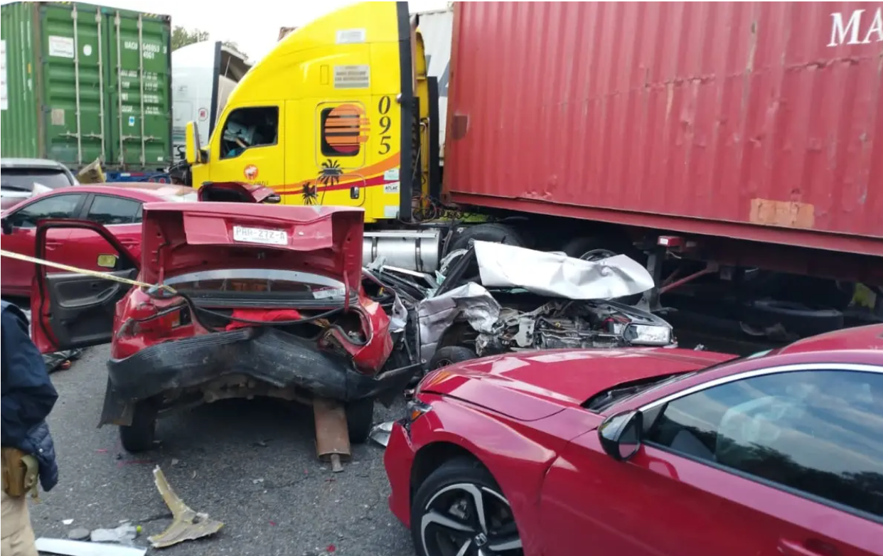 Tráiler embiste a vehículos  en autopista Siglo XXI en Michoacán; hay 8 muertos y 10 heridos