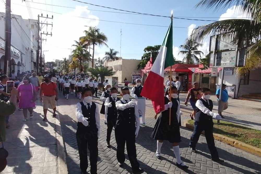 Estudiantes de los diversos niveles de educación básica en Isla Mujeres recorrieron diversas vías de ínsula con el Lábaro Patrio