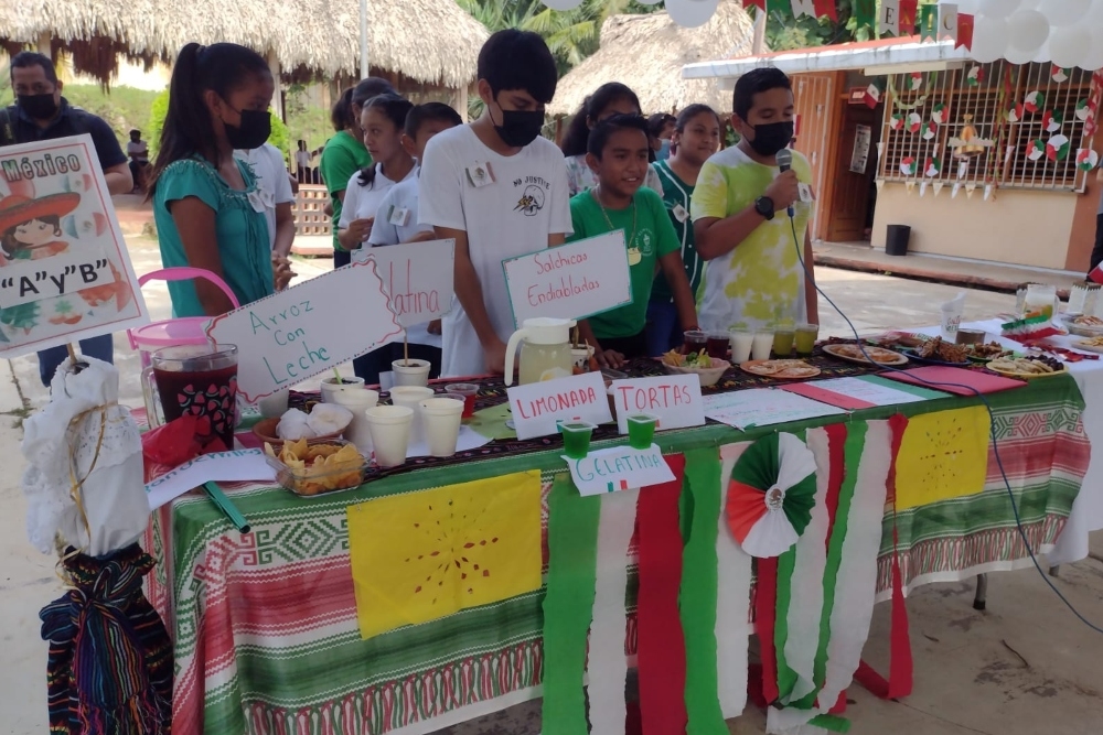 Los alumnos de Carrillo Puerto presentaron desde mole, pozole y otros platillos que se preparan para la celebración de las fiestas patrias en México