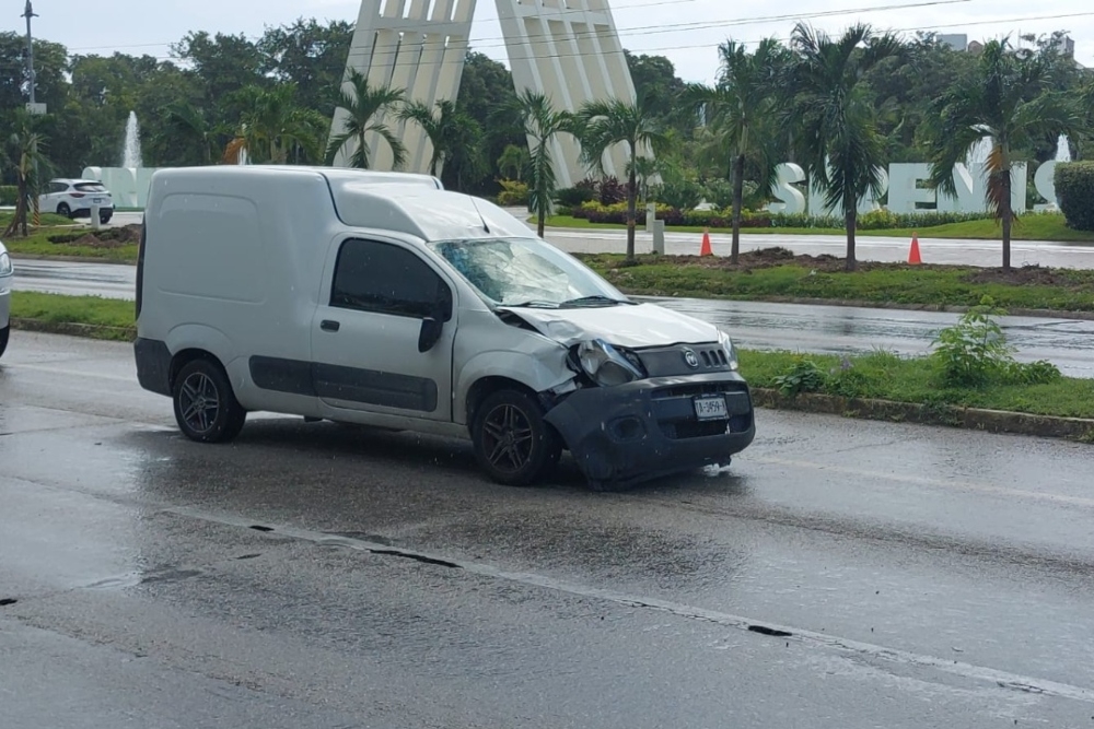 La unidad que atropelló a un hombre frente al Hotel Grand Sirenis en la carretera Playa del Carmen-Tulum, resultó con daños tras el accidente