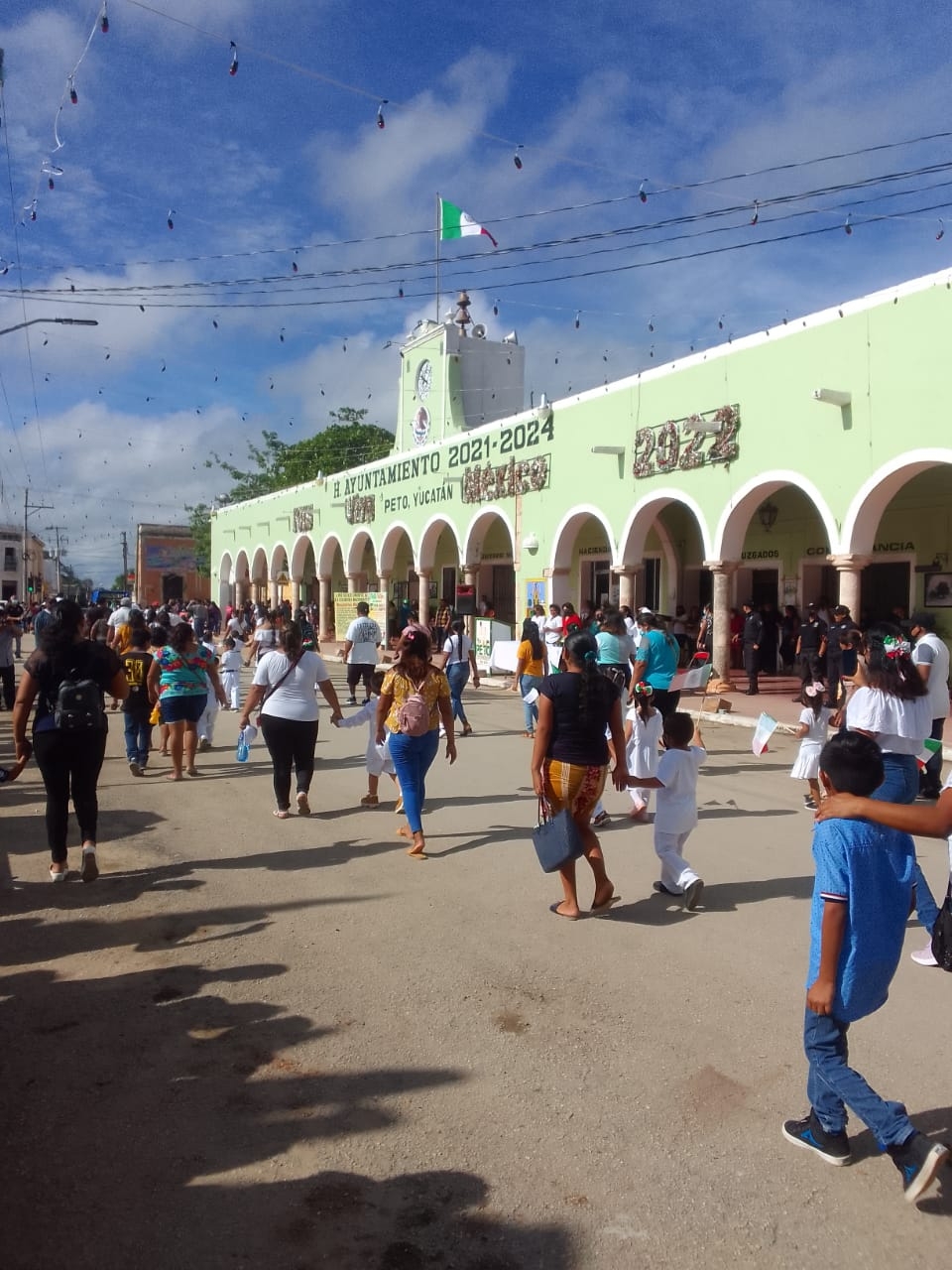 Niños de Peto conmemoran el 212 aniversario del Inicio de la Independencia