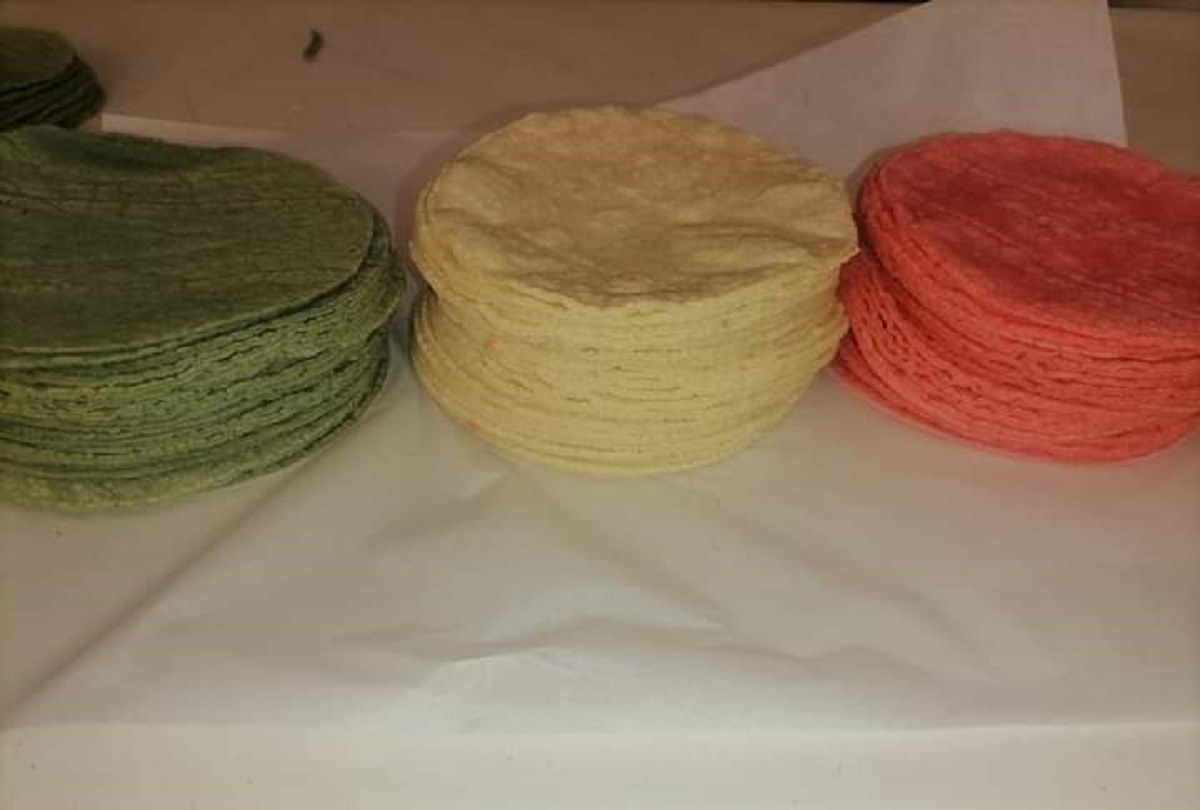 Utilizan productos naturales como chaya y remolacha para darle ese color a las tortillas