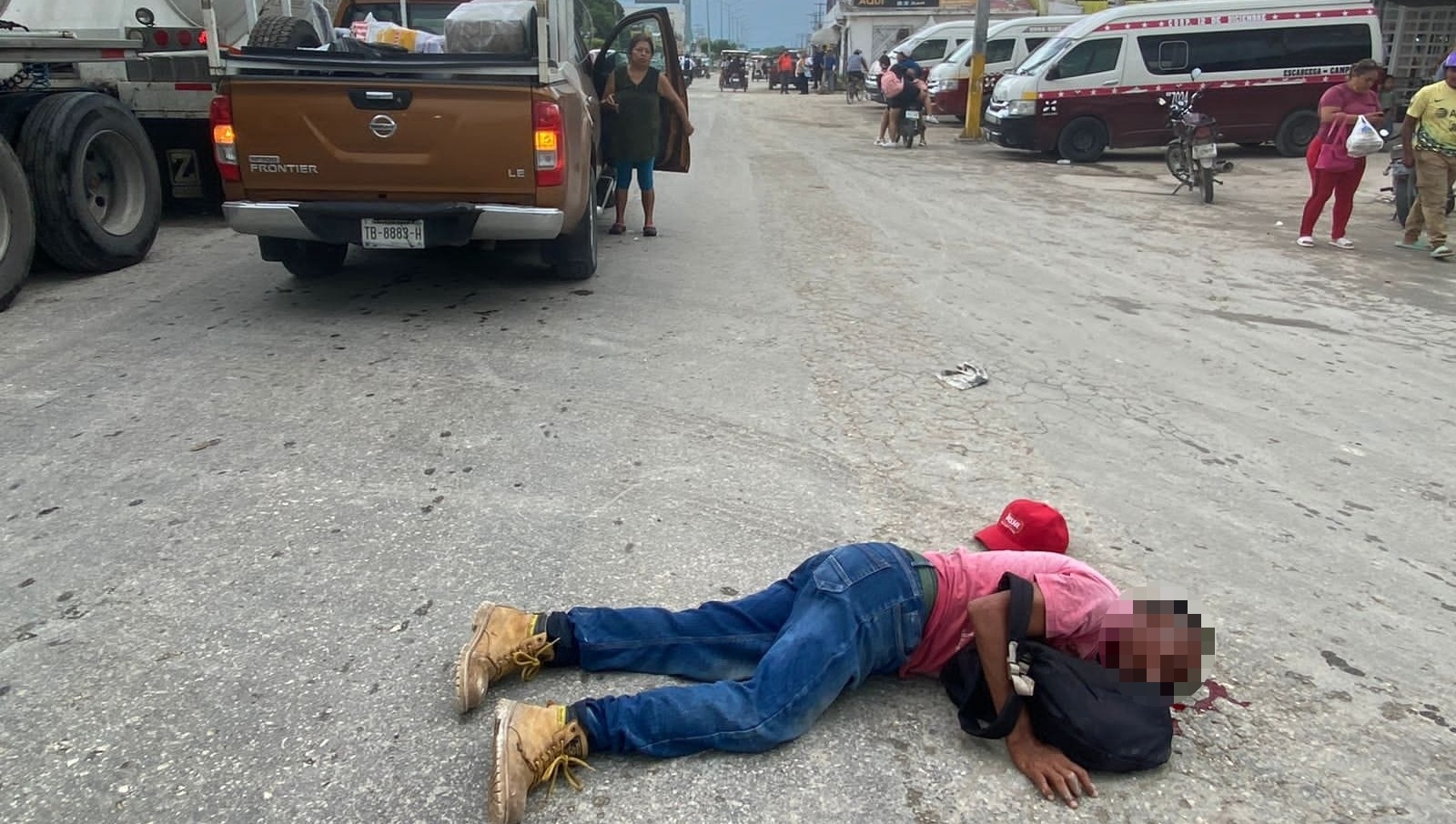 Transeúntes señalaron que el hombre se arrojó frente al vehículo