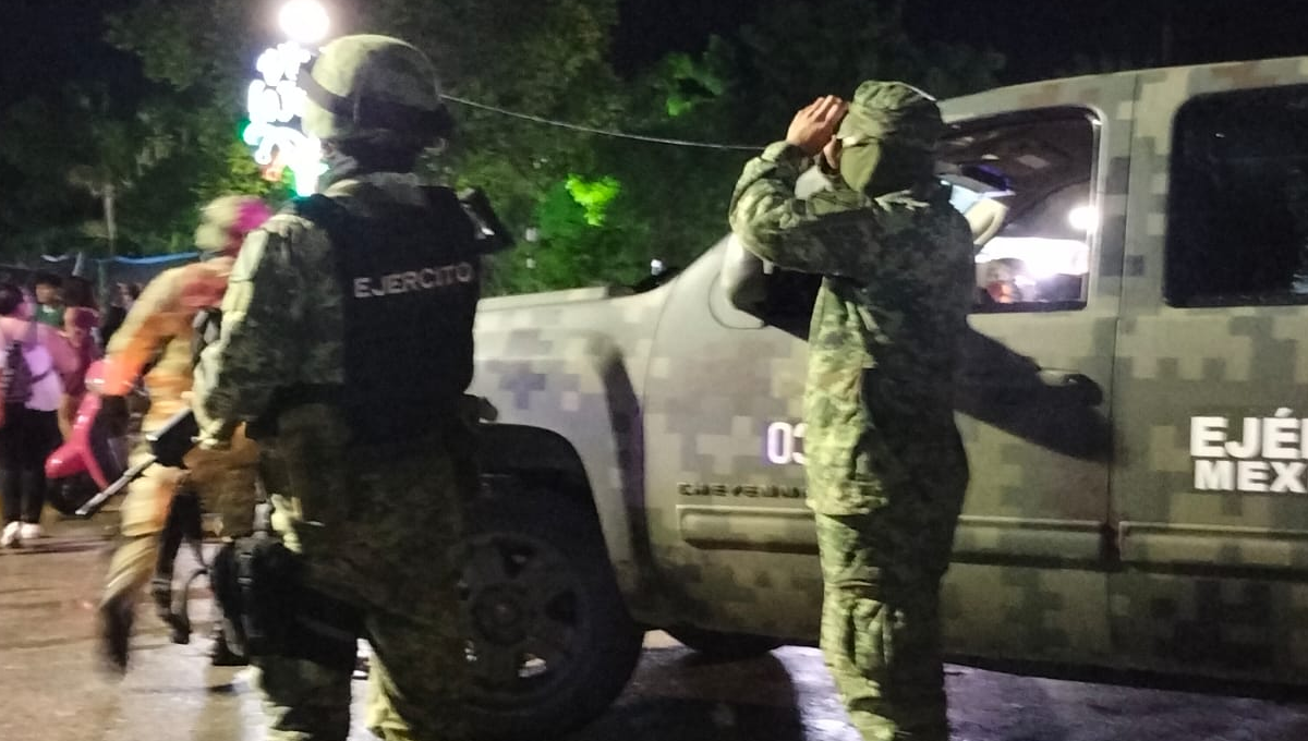 Patrullas no respetan espacio e ingresan hasta la Plaza 28 de julio en Playa del Carmen