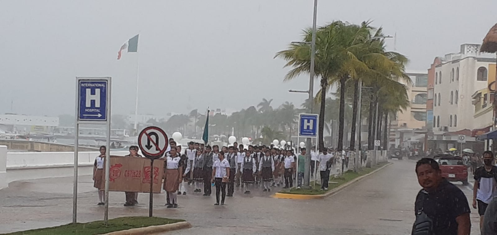 Desfile del 16 de Septiembre en Cozumel continúa pese a las lluvias: VIDEO