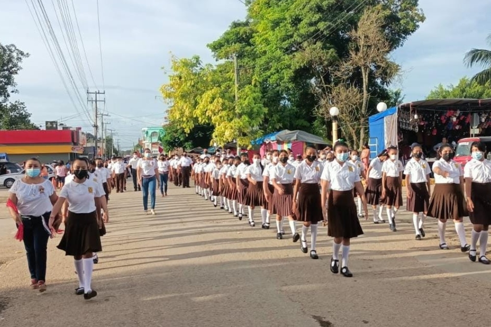 Loa alumnos de educación primaria formaban filas durante el Desfile del 16 de Septiembre que se llevó a cabo en Kantunilkín