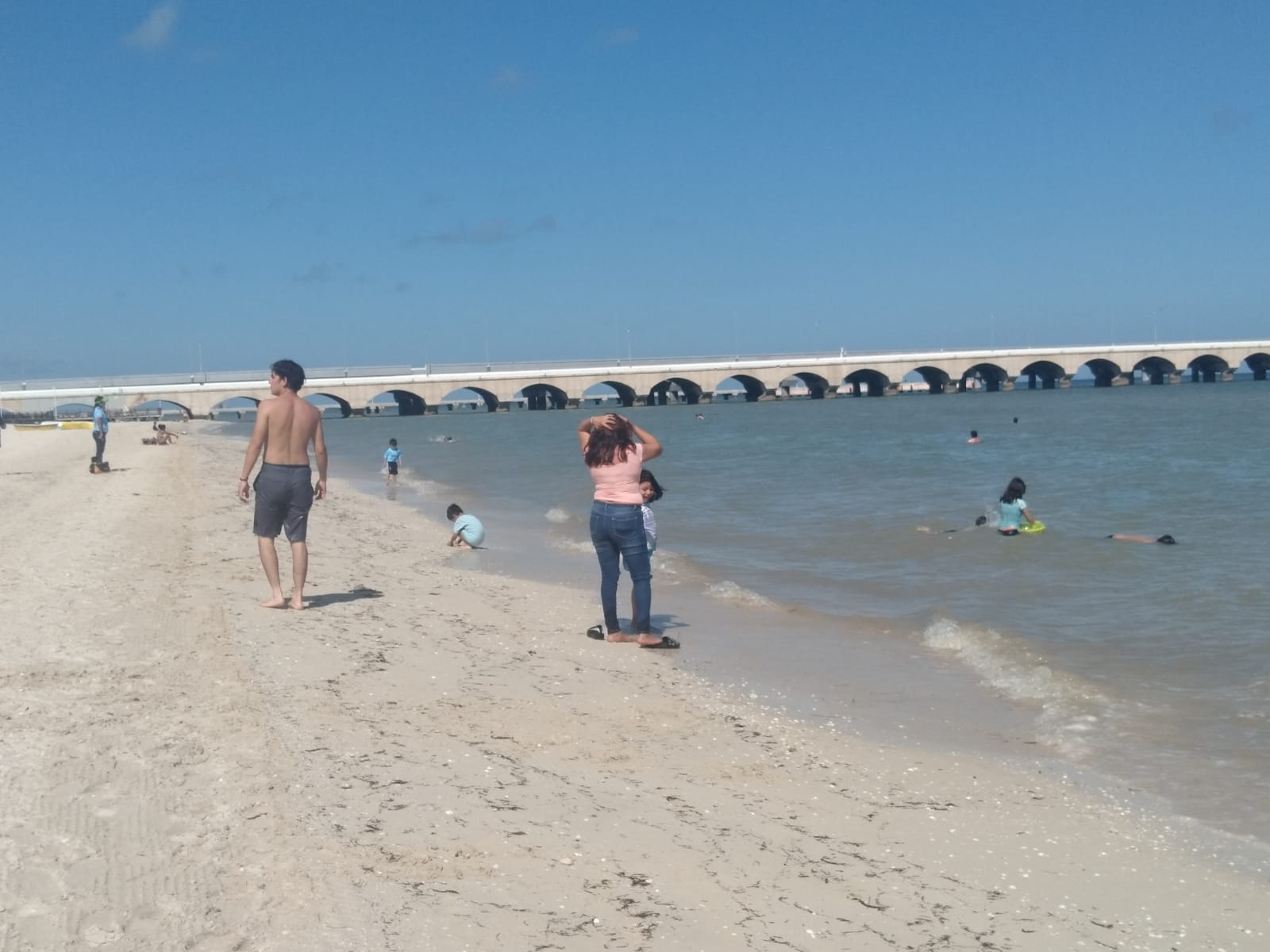 Pocos bañistas llegaron esta mañana de sábado al puerto de Progreso