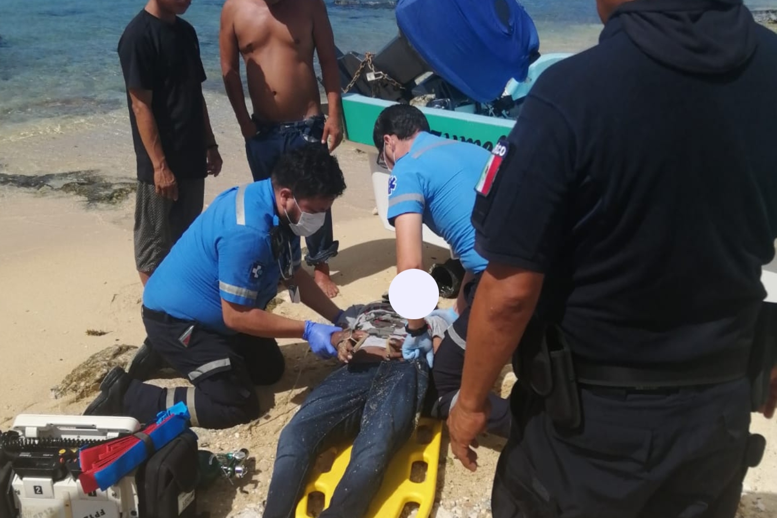 El indigente fue valorado por paramédicos privados y trasladado al Hospital General de Cozumel para su atención