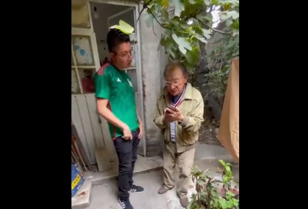 Nieto sorprende a su abuelito al regalarle boletos para el Chivas vs América: VIDEO